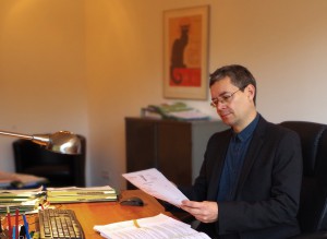 Rechtsanwalt Stephan Kuletzki am Schreibtisch